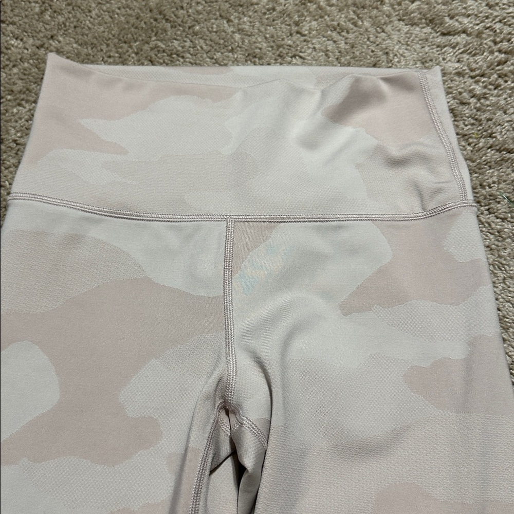 Offline by Aerie 7/8 Length Hi-Rise Leggings Camo Size Medium - Picture 3 of 5